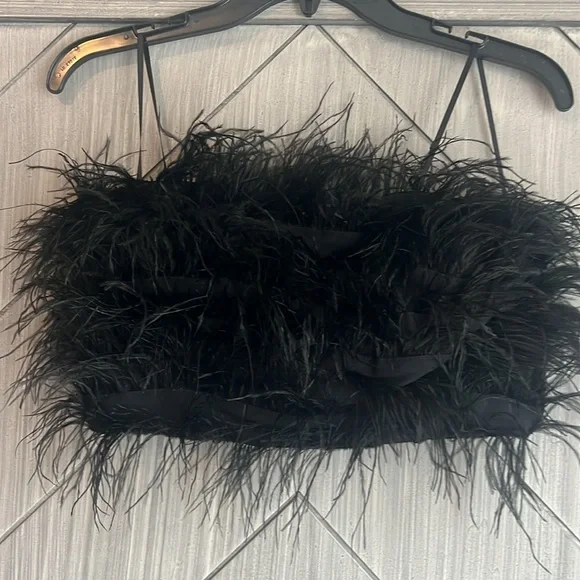 Super cute feathered Bandow top with a zipper back size small - Picture 2 of 3